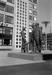 839167 Gezicht op de beeldengroep Sterker door Strijd van Marie Andriessen op het Stadhuisplein te Rotterdam.